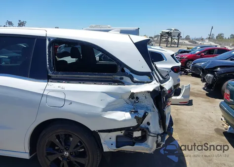 2023 Honda Odyssey Sport z USA, uszkodzony, nr VIN 5FNRL6H79PB001842